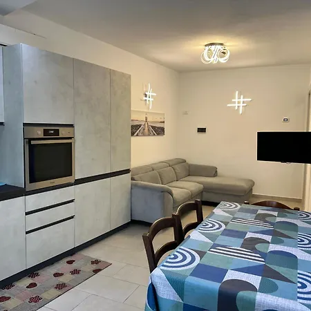 Beautiful With Swimming Pool Apartment